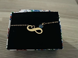 Kadın sonsuz nazarlı bileklik